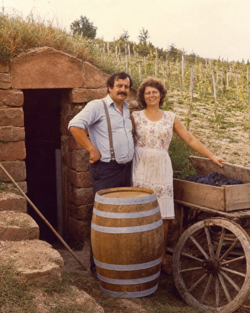 Wilhelm und Helene Lindenkamm 1978 vor ihrem ersten Sandsteinkeller